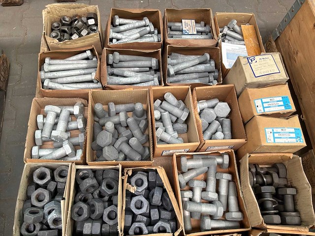 Diverse bouten en moeren - afbeelding 5 van  7