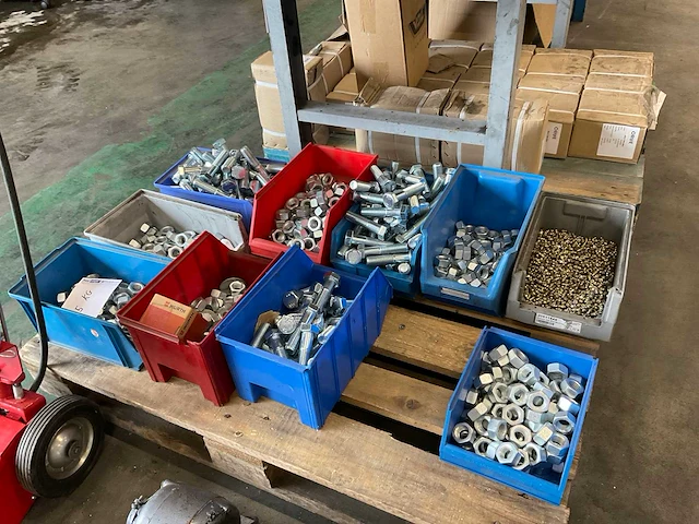 Diverse bouten en moeren - afbeelding 1 van  8