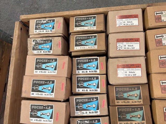 Diverse bouten met moeren (1240x) - afbeelding 3 van  15