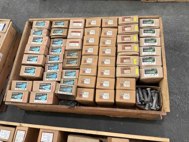 Diverse bouten met moeren (1240x) - afbeelding 1 van  15