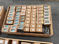 Diverse bouten met moeren (1240x) - afbeelding 1 van  15