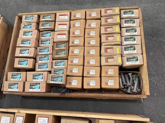Diverse bouten met moeren (1240x) - afbeelding 9 van  15