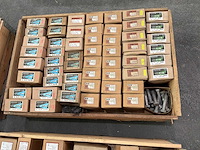 Diverse bouten met moeren (1240x) - afbeelding 9 van  15