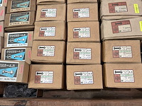 Diverse bouten met moeren (1240x) - afbeelding 14 van  15