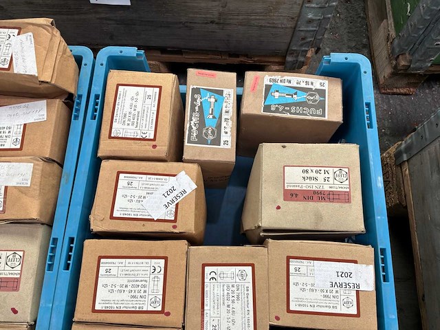 Diverse bouten met moeren (1375x) - afbeelding 4 van  13