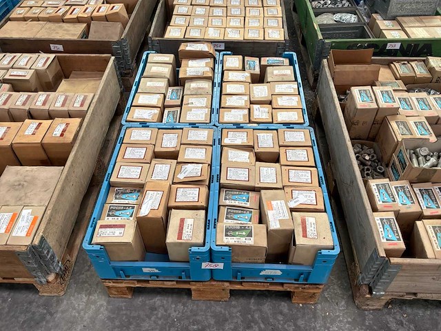 Diverse bouten met moeren (1375x) - afbeelding 5 van  13