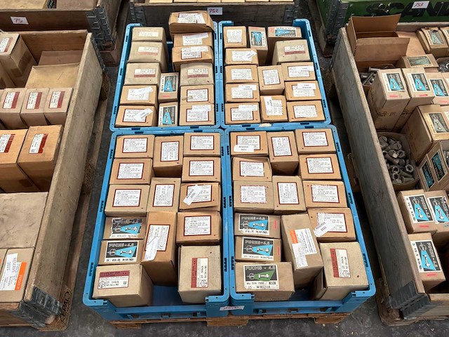 Diverse bouten met moeren (1375x) - afbeelding 6 van  13