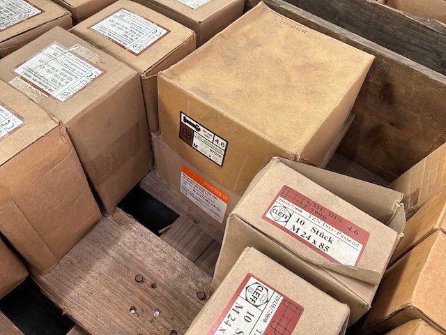 Diverse bouten met moeren (820x) - afbeelding 2 van  9