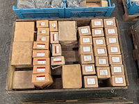 Diverse bouten met moeren (820x) - afbeelding 1 van  9