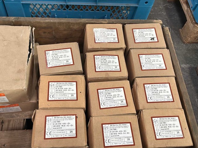 Diverse bouten met moeren (820x) - afbeelding 4 van  9