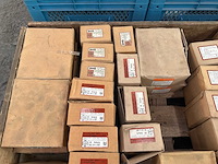 Diverse bouten met moeren (820x) - afbeelding 8 van  9