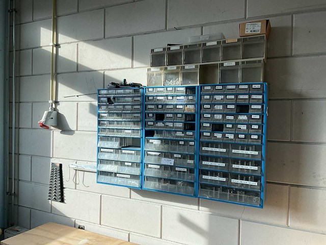 Diverse bouten, moeren & ringen in kast - afbeelding 1 van  3
