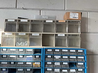 Diverse bouten, moeren & ringen in kast - afbeelding 2 van  3