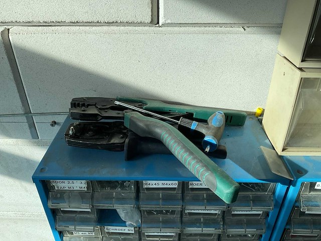 Diverse bouten, moeren & ringen in kast - afbeelding 3 van  3