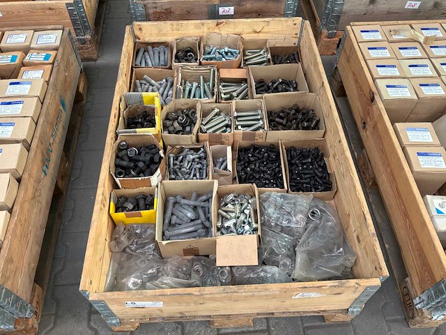Diverse bouten, moeren & ringen - afbeelding 1 van  8
