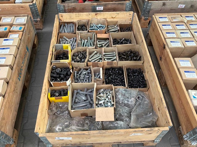 Diverse bouten, moeren & ringen - afbeelding 2 van  8