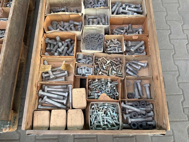 Diverse bouten, moeren & ringen - afbeelding 1 van  3