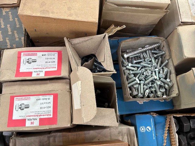 Diverse bouten, moeren & ringen - afbeelding 2 van  13