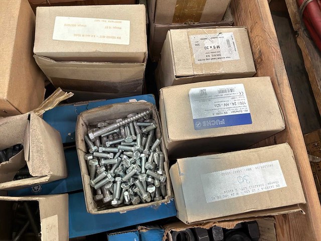 Diverse bouten, moeren & ringen - afbeelding 13 van  13