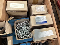 Diverse bouten, moeren & ringen - afbeelding 13 van  13