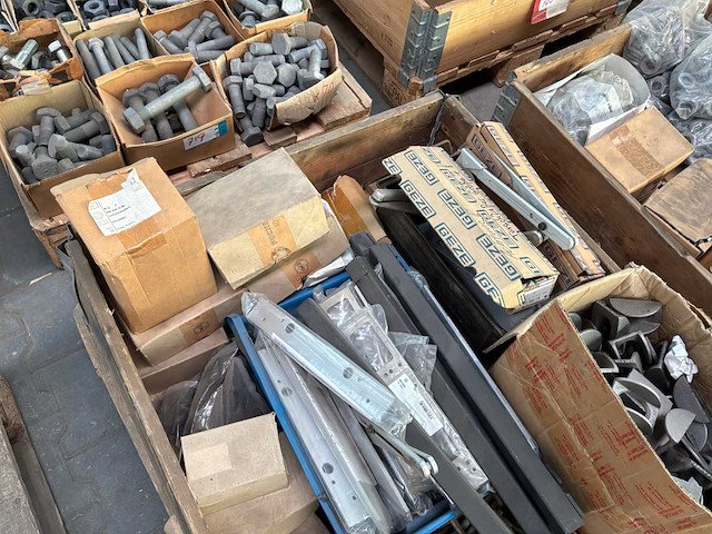 Diverse bouw- en bevestigingsmaterialen - afbeelding 3 van  9