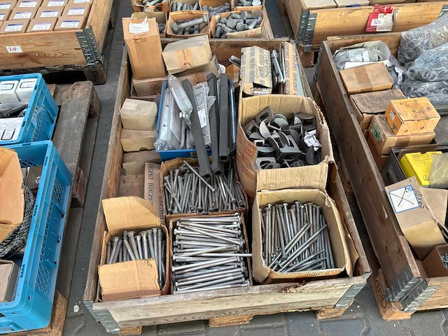 Diverse bouw- en bevestigingsmaterialen - afbeelding 1 van  9