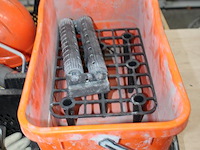 Diverse bouw- en hoveniersgerelateerde producten in vier kunststoffen kratten w.o.. persoonlijke beschermin... - afbeelding 6 van  6