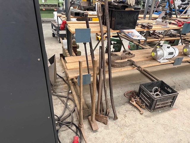 Diverse bouw gereedschap - afbeelding 1 van  3