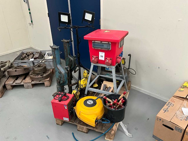 Diverse bouw/ werkplaats materialen - afbeelding 1 van  8