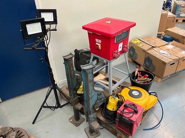 Diverse bouw/ werkplaats materialen - afbeelding 2 van  8