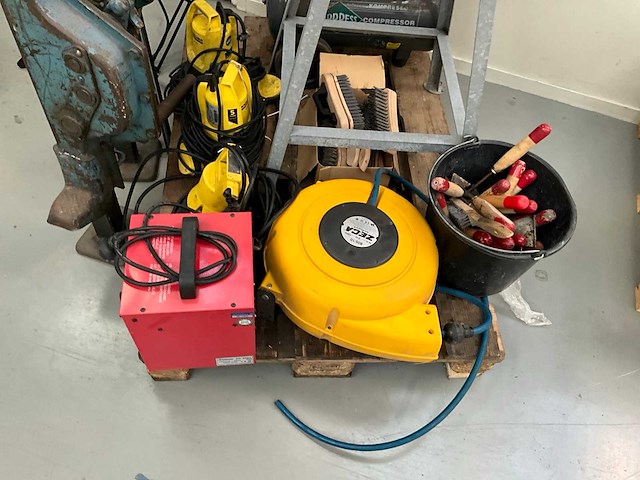 Diverse bouw/ werkplaats materialen - afbeelding 3 van  8