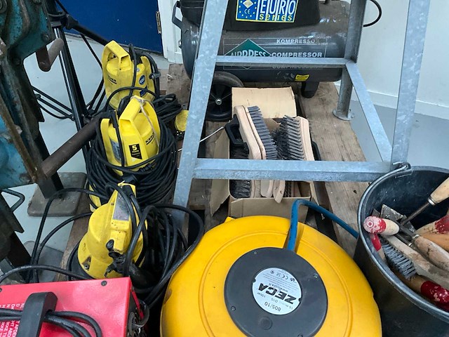 Diverse bouw/ werkplaats materialen - afbeelding 4 van  8