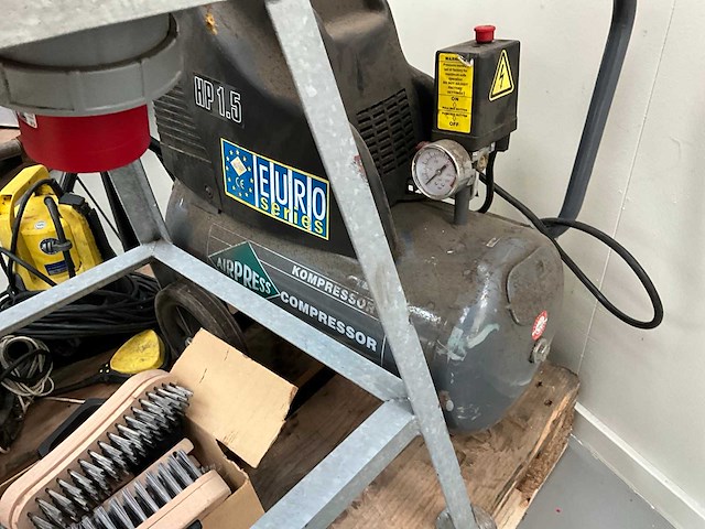 Diverse bouw/ werkplaats materialen - afbeelding 8 van  8