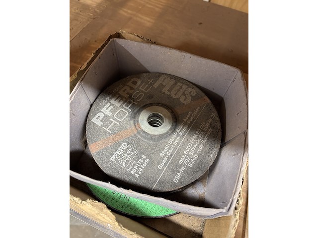 Diverse bouwbenodigdheden - afbeelding 2 van  3