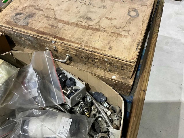 Diverse bouwmaterialen badkamer - afbeelding 2 van  2