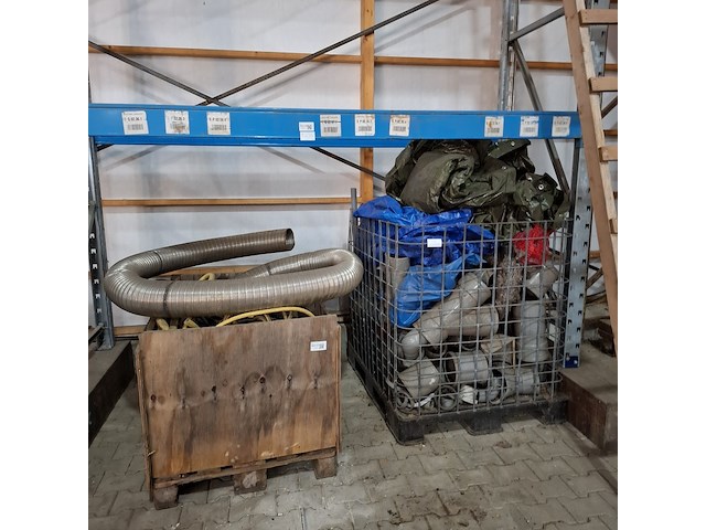 Diverse bouwmaterialen en 2x kist - afbeelding 1 van  9