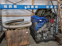 Diverse bouwmaterialen en 2x kist - afbeelding 1 van  9