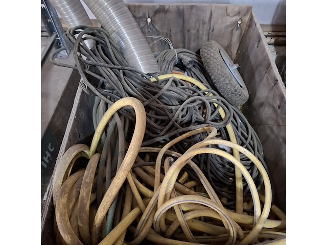 Diverse bouwmaterialen en 2x kist - afbeelding 7 van  9