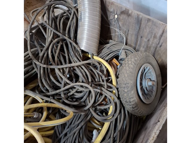 Diverse bouwmaterialen en 2x kist - afbeelding 8 van  9