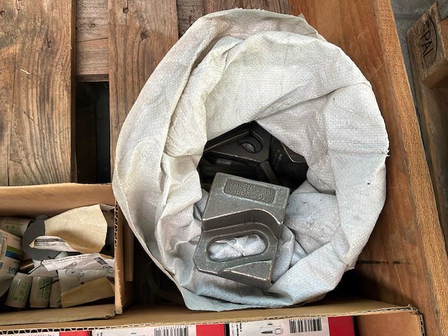 Diverse bouwmaterialen en bevestigingsmiddelen - afbeelding 2 van  10