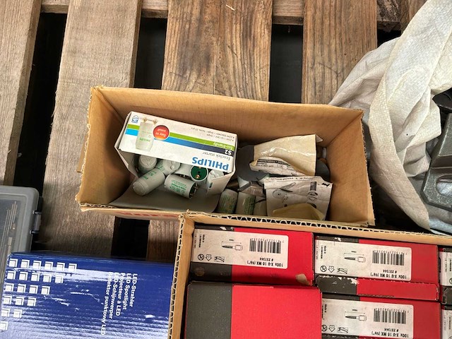 Diverse bouwmaterialen en bevestigingsmiddelen - afbeelding 10 van  10
