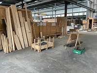 Diverse bouwmaterialen en zaagtafel - afbeelding 1 van  7