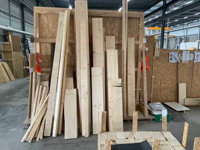Diverse bouwmaterialen en zaagtafel - afbeelding 3 van  7