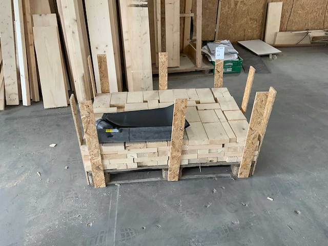 Diverse bouwmaterialen en zaagtafel - afbeelding 4 van  7