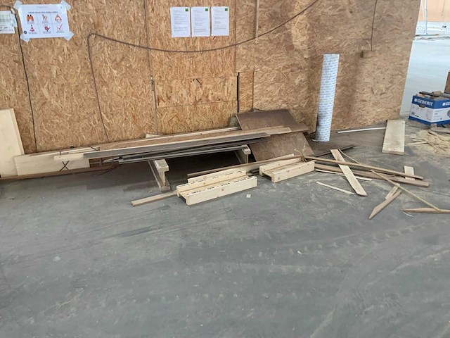 Diverse bouwmaterialen en zaagtafel - afbeelding 6 van  7
