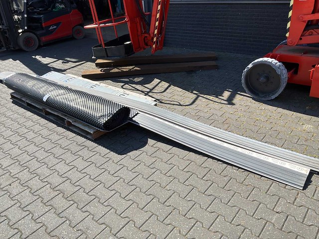 Diverse bouwmaterialen - afbeelding 1 van  8