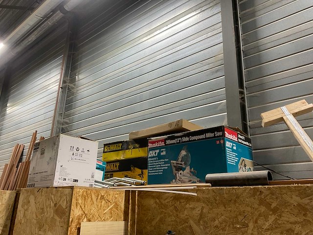 Diverse bouwmaterialen/werkplaatsinventaris - afbeelding 14 van  22