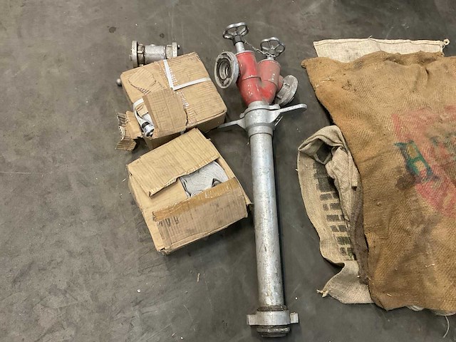 Diverse brandweermateriaal - afbeelding 2 van  7