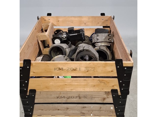 Diverse buizen, afsluiters en klemschalen - afbeelding 1 van  7