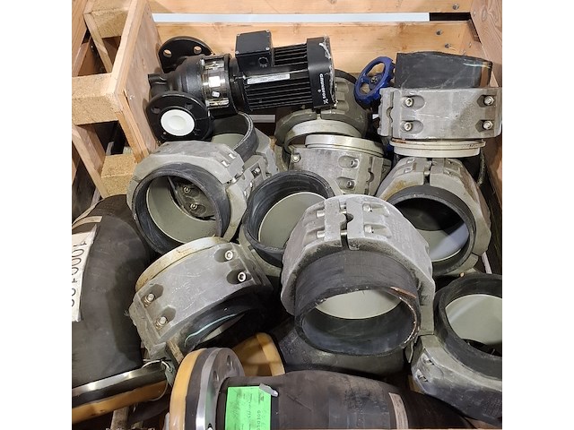 Diverse buizen, afsluiters en klemschalen - afbeelding 2 van  7